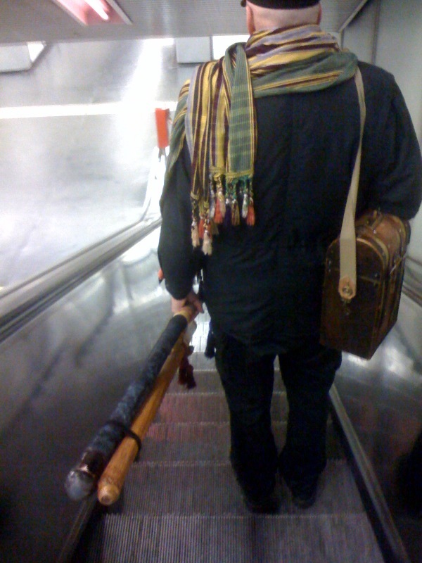 Man armed with longbow in Karlsplatz U-Bahn